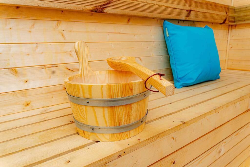 Unique Home W/Garden Hot Tub, Sauna & Cinema Room Лондон Экстерьер фото