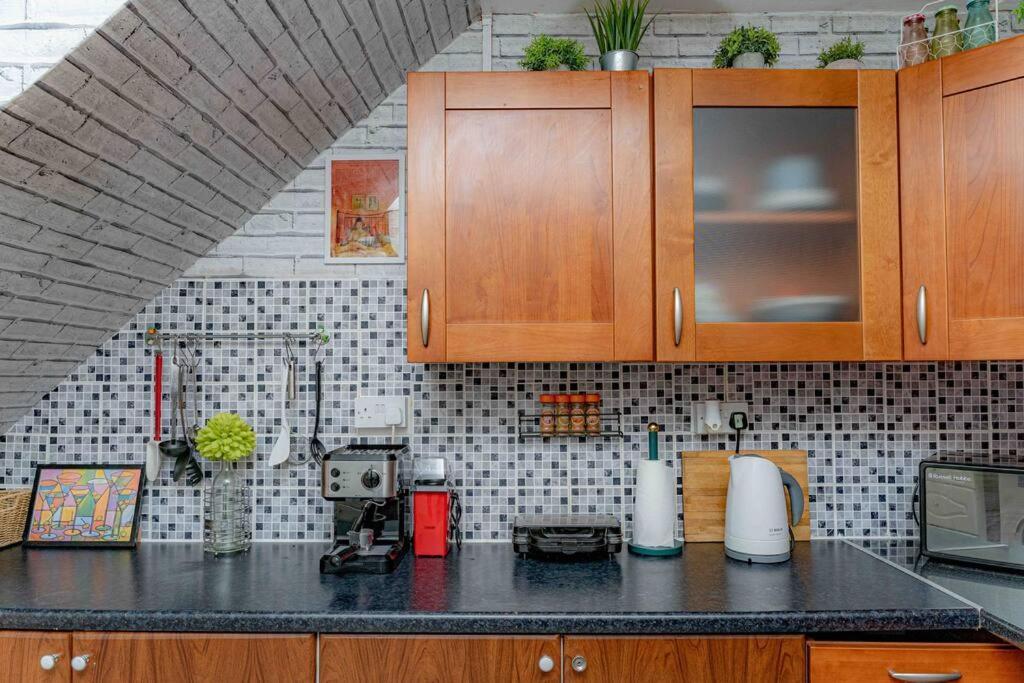 Unique Home W/Garden Hot Tub, Sauna & Cinema Room Лондон Экстерьер фото