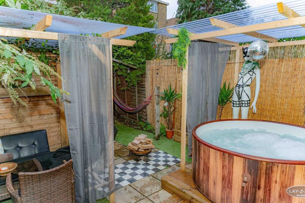Unique Home W/Garden Hot Tub, Sauna & Cinema Room Лондон Экстерьер фото